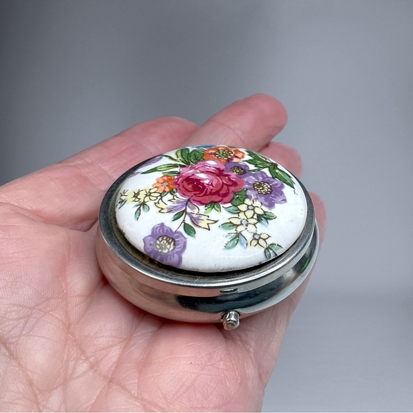🌺Vintage Floral Pill/Trinket Box - Picture 1 of 12